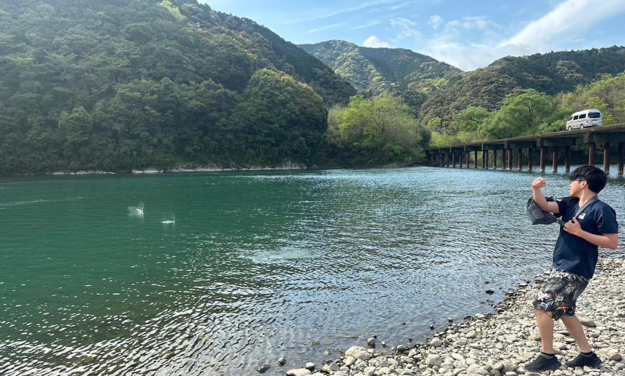 高知県･四万十川で童心に帰って水切りに興じる榎本